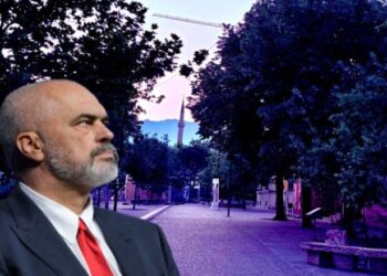 PS kryeson bindshëm, Rama poston foton “pikante”: Çfarë agimi ky sot!