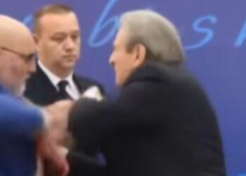 “Më kthe lekët!”/ “Plasin” memet në rrjetet sociale, LaCivita dhe Berisha sherr me grushte (VIDEO)