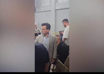 Tensione gjatë numërimit në KZAZ 32 në Shkozë, Agron Shehaj përplaset me ministrin Hoxha: Mos fusni duart te kutitë