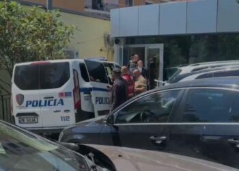 Bllokoi me makinë Renuar Kolën me pretendimin se blinte vota, Gjykata lë në detyrim paraqitje burrin e Elda Hotit dhe shokun e tij