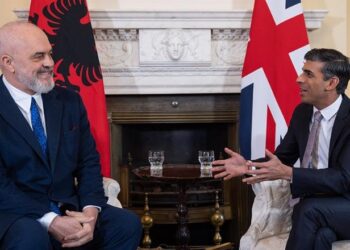 Emigracioni i paligjshëm/ Vizita e Ramës në 2023 në Britaninë e Madhe që shënoi ‘kthesën’ në raportet mes dy vendeve