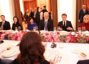 Spiropali publikon foton nga darka e zhvilluar me Macron dhe Zonjën e Parë të Francës: Mbrëmje e veçantë