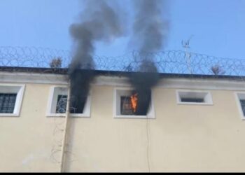 “Na lënë dhe pa ujë, ushqim e ilaçe!”/ Të dënuarit i vënë zjarrin Burgut të Korfuzit, mes tyre edhe shqiptarë! Shkak kushtet çnjerëzore dhe torturat