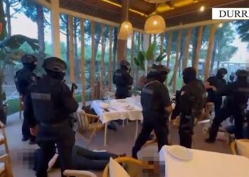 “Policia barkas…”/ Momenti kur efektivët hyjnë në restorantin ku po drekonte Xhevdet Plaku dhe 6 të tjerët