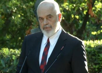 Rama ‘shigjeton’ opozitën: ‘Madhështorët’ u ofruan shqiptarëve një kufomë ambulante me kapelën e Trump! Topalli vajtonte…