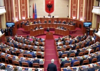 Deputetët kthehen në Kuvend, Bardhi sulmon Spiropalin: Përfaqësuesja e Xhabaftëve