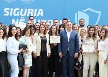 Siguria në shkolla/ Certifikohen 77 oficerë të rinj, Manastirliu: Rrisim në 400 numrin e tyre