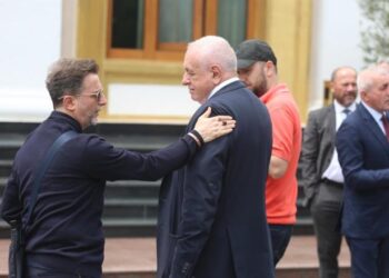 Fotot/ Deputetët rikthehen në Kuvend pas 2 muajsh fushatë! Braçe ngushëllon Tritan Shehun, çfarë nuk u pa nga seanca