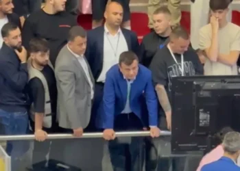 “Një stilolaps, një palosje…”/ Noka dhe Balla, ironi teksa ndjekin nga afër numërimin e votave të Greqisë: O Flamur, vetëm sherr do
