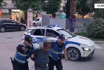 Plagosi me thikë 21-vjeçarin në Durrës, arrestohet autori i dyshuar