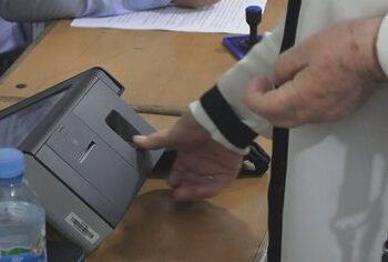 Probleme me pajisjen PEI në Elbasan, inicident mes kandidates së PD dhe përfaqësues së PS