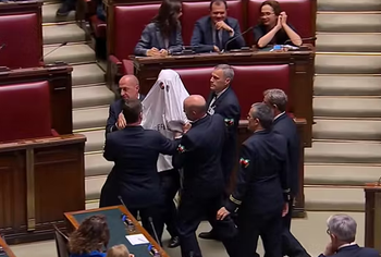 Deputeti italian shfaqet në Parlament i veshur si fantazmë për “të trembur” Melonin