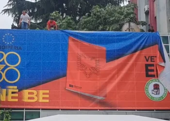 Mbyllja e fushatës, godina e PS ‘mbulohet’ nga posteri gjigant