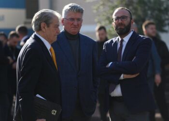 “Gjatë fushatës drejtuesit politikë rrinin në kafe te lokali i PD”/ Kë po paralajmëron Berisha?