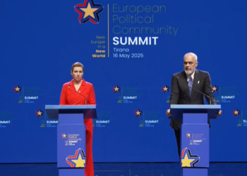Momenti pikant nga konferenca, Rama-kryeministres së Danimarkës : Ne jemi shumë socialistë! Frederiksen: Jo, unë jam socialdemokrate…!