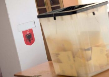 Dyshohet se fotografuan fletët e votimit, shoqërohen dy zgjedhës në Tiranë