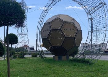 Një shekull dashuri për futbollin, por pa stadium