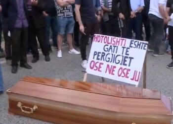 “A ka mundësi të mos hani…”, Murrizi shpërthen ndaj votuesve që protestuan me arkivol, por votuan për PS