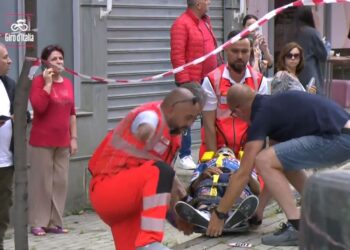 “Giro d’Italia”/ Çiklisti del nga rruga dhe përplaset në trotuar, përfundon në spital