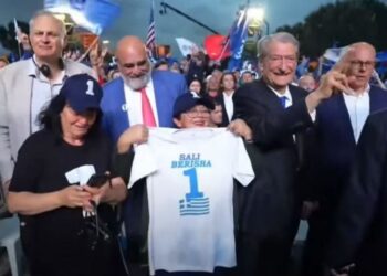 Mitingu i PD/ Berisha merr ‘mbështetje’ edhe nga Greqia! Emri i tij i stampuar mbi flamurin helen