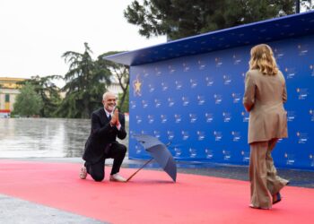 FOTOLAJM/ Rama i ulet në gjunjë, Meloni: E bën që të jetë i gjatë sa unë…