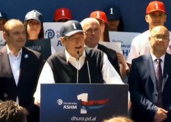 VIDEO / Berisha vijon me gafa edhe në Librazhd, Alizoti i turret socialistëve: Do t’ju hamë të gjallë o maskarenj!