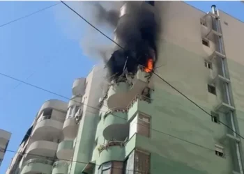 Përfshihet nga flakët një apartament tek “Komuna Parisit”