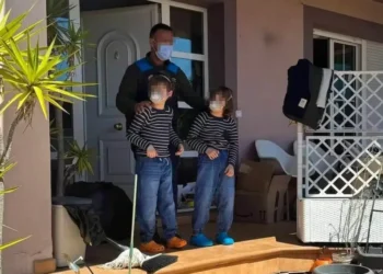 Rasti që ka shokuar rrjetin/ Prindërit mbajnë të mbyllur fëmijët prej 3 vitesh nga frika e COVID-19