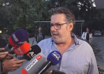 Video-skandali: Momenti kur deputetët e PD sulmojnë gazetaren, Paloka i shkul “badge” nga qafa
