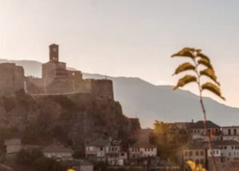 Media amerikane “Islands”: ‘Qyteti i gurtë’ i Shqipërisë, i njohur për kështjellën, rrugët me kalldrëm dhe kulinarinë