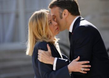 Prapaskenat e telefonatës nga Tirana që futi në “sherr” Melonin me Macronin