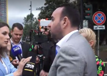 “Mos prek! Hajde aty dhe flasim…”/ Klevis Balliu sherr me gazetarët dhe kameramanët