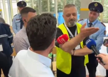 Shpallja e pavlefshme e votave të “Mundësisë”, Shehaj debaton me numëruesin: Më jep fletët, s’janë të tuat