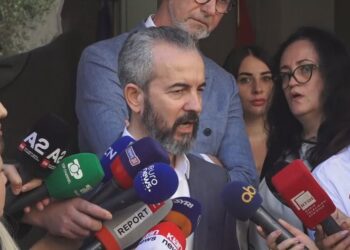 Celibashi ‘thumbon’ opozitën: Denoncimet për votën e diasporës nuk bëhen në rrjete sociale