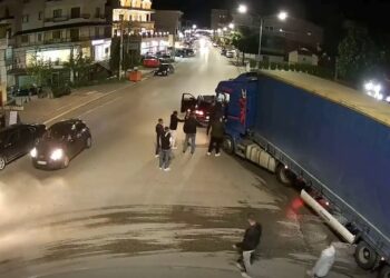 VIDEO / Tjetër akt dhune nga deputetët e Berishës, Nallbati godet më grusht shoferin e kamionit