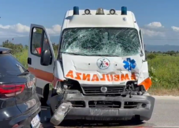 Ambulanca u bë “copash” në Fier, arrestohet shoferi, polici dhe pacienti ende në spital