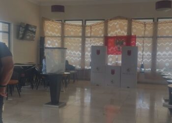 Nëna e kryetarit të Bashkisë nuk mund të votojë në Sarandë, niset me urgjencë në Tiranë