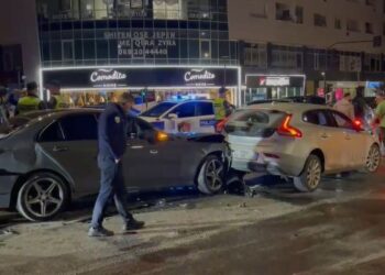 Aksident te “Pallati me Shigjeta”, shoferët rrihen me leva me njëri-tjetrin, dyshohet për të shtëna