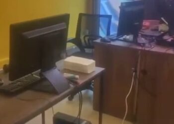 Arrestohet drejtuesi i një call center-i në Tiranë, shoqërohen edhe punonjësit