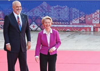 Von der Leyen uron Ramën: Nën udhëheqjen tënde Shqipëria ka përparuar