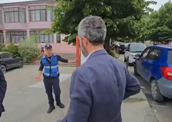 Grushte e shkelma për 1 votë/ Celibashi shkon te KZAZ 30 në Kashar, përjashton të gjithë vëzhguesit (VIDEO)
