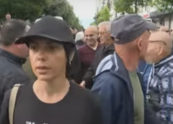 Berisha humbi zgjedhjet por “fitoi” Alma Kaçin, vajza e videos me Gjicin shfaqet në protestën e PD