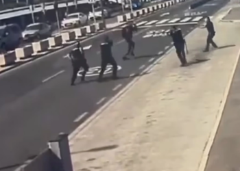 VIDEO / Sulm me thikë në aeroport, policia spanjolle vret 18-vjeçarin në sytë e turistëve
