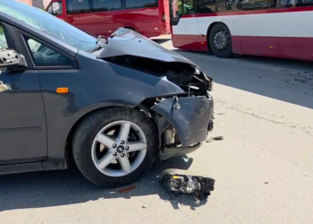Aksident në Fier, ‘Fordi’ përplaset me autobusin, plagoset drejtuesi i automjetit
