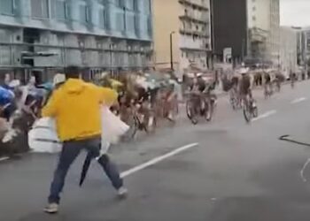 VIDEO/ Kaos në Giro d’Italia, një protestues futet mes çiklistëve për të penguar garën
