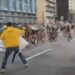 VIDEO/ Kaos në Giro d’Italia, një protestues futet mes çiklistëve për të penguar garën
