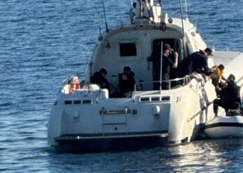 Forcat detare shqiptare shpëtojnë 13 emigrantë në Detin Egje