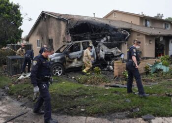 Një avion rrëzohet mbi disa shtëpi në San Diego, raportohet për disa viktima