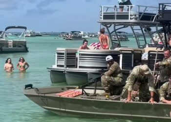 Skandal në Florida, ushtarët e forcave amerikane qëllojnë me armë në një plazh të mbushur me njerëz (Video)