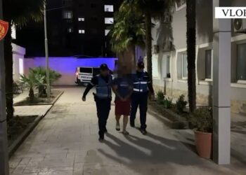 Theu “arrestin e shtëpisë”, goditi me thikë një 34-vjeçar dhe i dëmtoi automjetin, prangoset 28-vjeçari në Vlorë